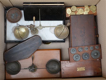 Lotto composto da alcune bilance e set di pesi. Epoche diverse (difetti e...