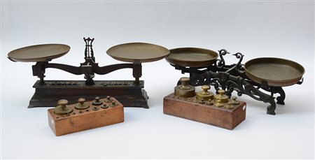 Lotto composto da due vecchie bilance basculanti con pesi e portapesi (difetti)