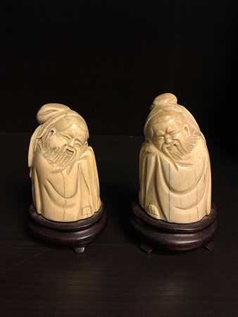 Due figure in avorio di saggi con lunga barba, basi in legno (h. cm 8,5)Cina,...