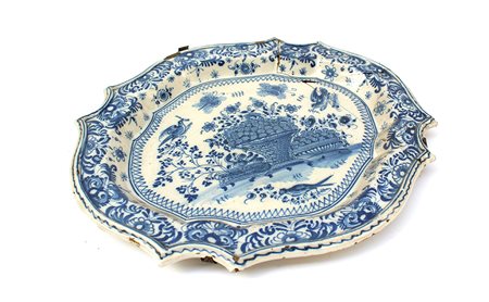 Manifattura del secolo XVIII Vassoio polilobato in maiolica decorato in blu...