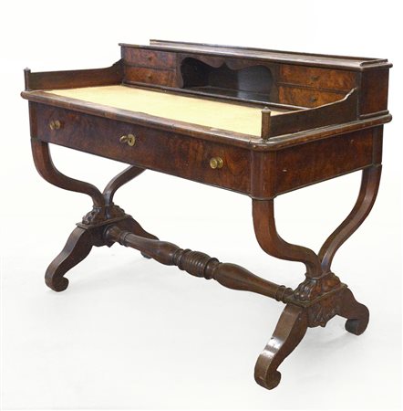 Scrittoio da centro interamente lastronato in noce e radica di noce, alzatina...