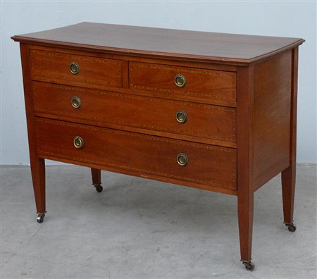 Comò con fronte, piano e fianchi filettati a motivi geometrici in legno vari....