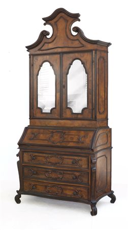 Mobile lombardo a due corpi in stile settecentesco, lastronato in radica di...