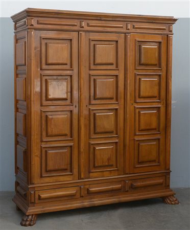 Armadio a tre ante interamente riquadrato e pannellato, piedi anteriori a...