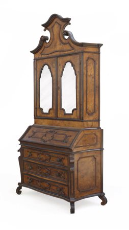 Mobile lombardo a due corpi in stile settecentesco, lastronato in radica di...