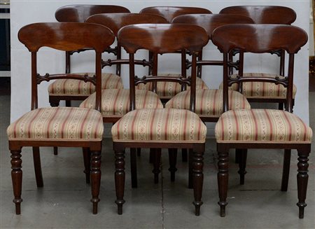 Gruppo di otto sedie con schinale a giorno, gambe anteriori tornite e...