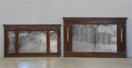 Due caminiere lastronate in noce, decorate da rosoni in metallo. Una con...