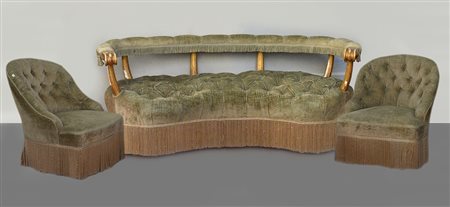 Fornitura da salotto rivestita in velluto composta da un divano con montanti...