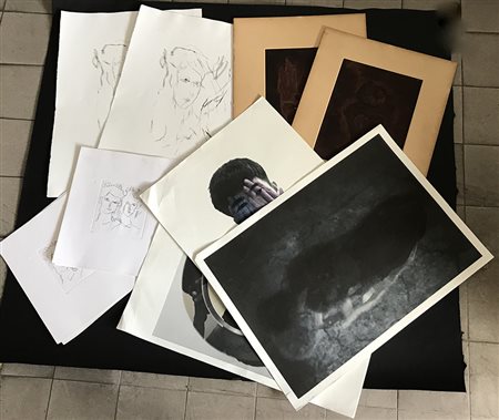 Lotto di due cartelle contenenti numerose opere di grafica di autori e misure...
