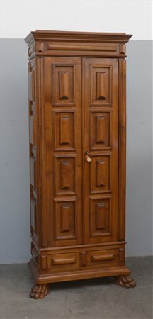 Armadietto a due ante interamente riqoadrato e pannellato, piedi anteriori a...