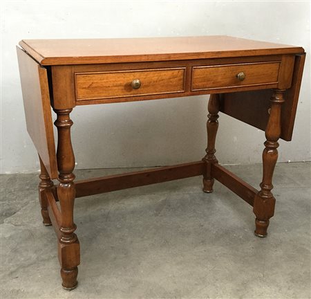 Scrittoio rettangolare ad alette con gambe tornite e due cassetti nella...