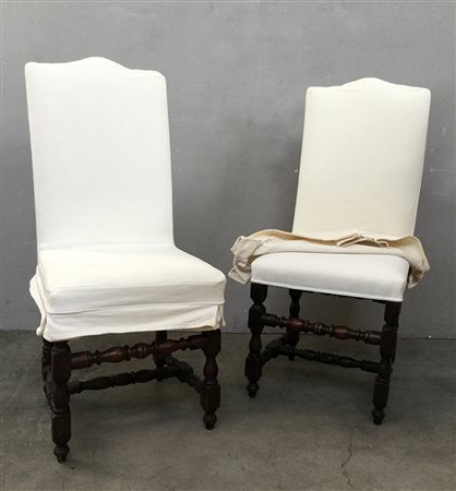 Coppia di sedie in stile secentesco con sedute e schienali rivestiti in...