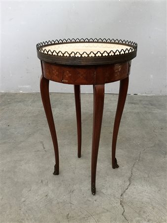 Tavolino con gambe mosse e fascia intarsiata, piano in marmo e applicazioni...