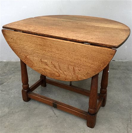 Tavolino ovale ad alette con gambe fornite (chiuso cm 72x54x32) (difetti)