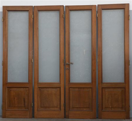 Coppia di porte a due battenti con vetri incisi a fiori, fascia inferiore...