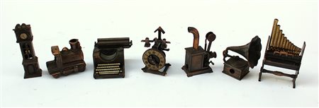 Lotto composto da sette curiosi temperamatite in rame e altri materiali di...