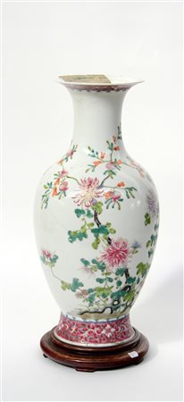 Vaso a balaustro in porcellana decorato con smalti della Famiglia Rosa a rami...