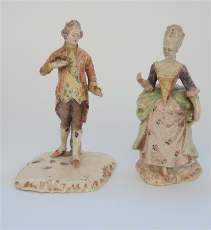 Lotto di due sculture in ceramica policroma raffiguranti una dama e un...
