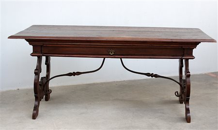 Tavolo rettangolare con cassetto nella fascia, gambe a lira e sproni in ferro...