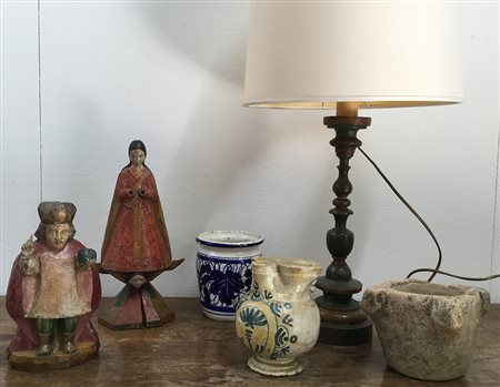 Lotto vario composto da un candeliere e due sculture in legno dipinto, un...