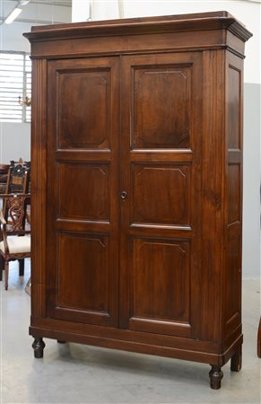 Armadio a due ante pannellate in noce. Montanti scanalati. Secolo XIX (cm...