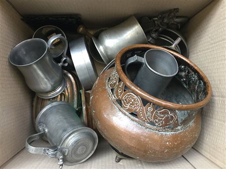 Cartone contenente numerosi oggetti di materiali e per usi differenti (difetti)