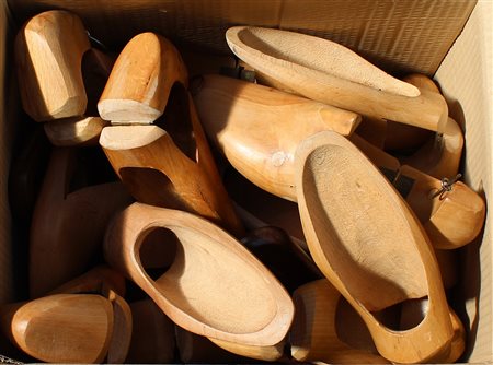 Lotto composto da numerose forme per scarpe in legno (difetti)