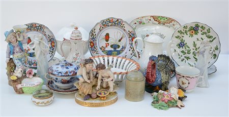 Cartone contenente numerosi oggetti in ceramica per la tavola e alcune...