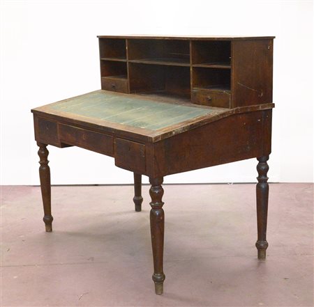 Scrittoio con alzata da centro lastronato in noce, parte superiore con vani e...