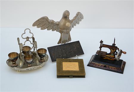 Lotto composto da un servizio portauova in metallo argentato, un piccolo...