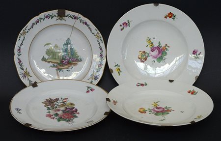 Lotto di quattro piatti in porcellana a decori naturalistici, manifatture di...