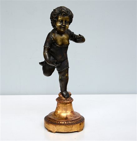 Scultura in bronzo raffigurante bambino (h. cm 33) Su base in legno tornito e...