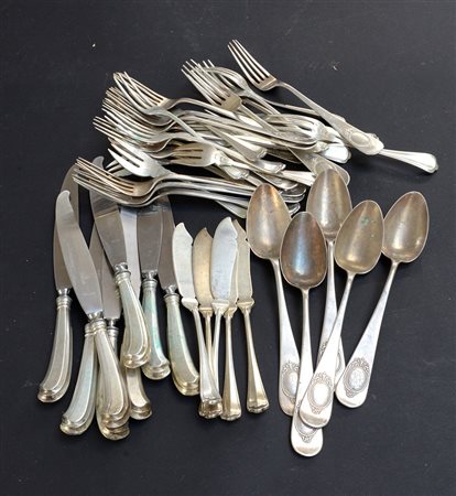 Lotto di posate diverse in argento composto da ventotto forchette, cinque...