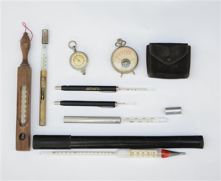 Curioso lotto composto da sei termometri di cui uno con clessidra, uniti ad...