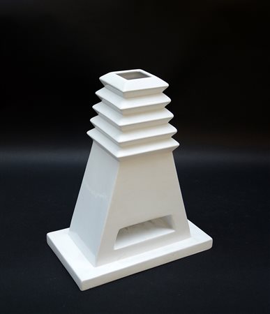 Ignoto. Scultura di forma piramidale in ceramica bianca. Marcata sul fondo...