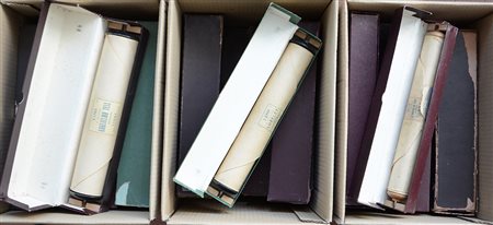 Tre cartoni contenenti numerosi rulli di carta di carta per autopiano da 65...