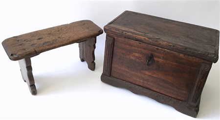 Lotto composto da un'antica cassetta e un panchetto (difetti)