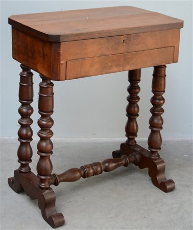 Tavolino da lavoro con cassetto nella fascia e piano apribile, gambe tornite...