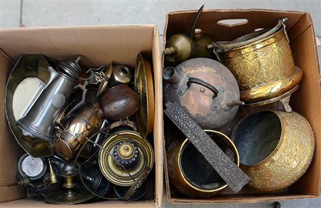 Lotto di due cartoni contenenti numerosi oggetti in metallo per usi...