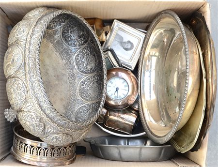 Cartone contenente numerosi oggetti in metallo, principalmente per la tavola...