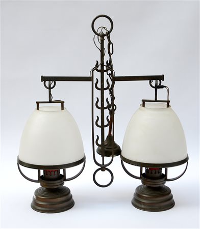 Lampadario in metallo composto da due lanterne con paralumi in vetro lattimo...