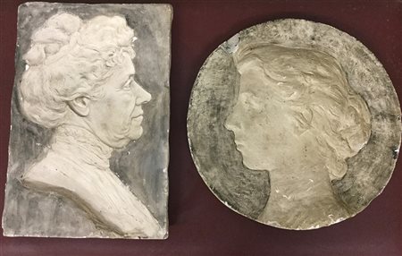 Lotto di due calchi in gesso raffiguranti profili femminili (cm 30x45 e d cm...