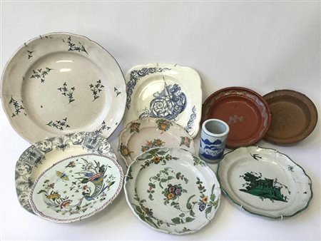 Lotto composto da nove piatti e un porta pennelli di fatture ed epoche...