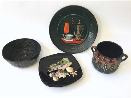 Lotto composto da due piatti decorativi con nature morte e due contenitori in...