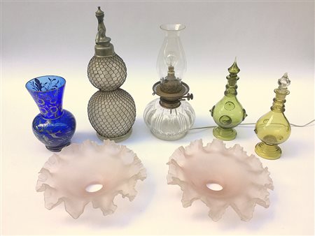 Lotto composto da due bottiglie con tappi in vetro verde, un vasetto blu, una...