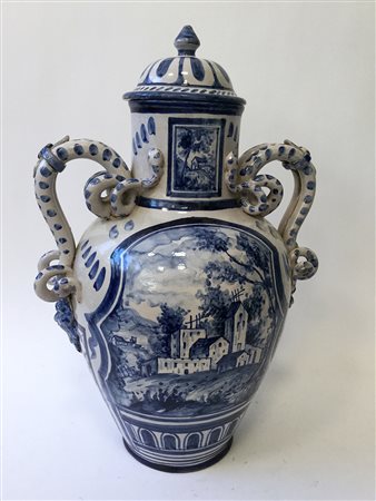 Manifattura italiana, vaso con coperchio in ceramica con anse a forma di...