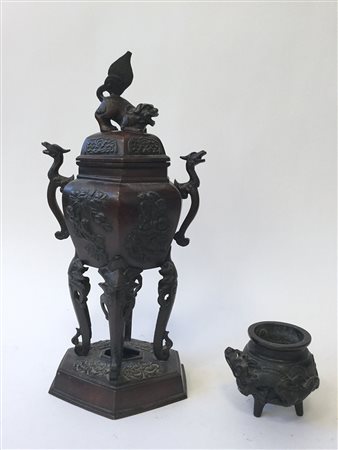 Lotto composto di due incensieri in bronzo con decori a figure fantastiche...