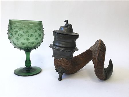 Lotto composto da un posacenere in peltro montato su un corno di caprone e...