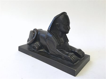 Scultura in bronzo raffigurante una sfinge (cm 20x13x9) (lievi difetti)