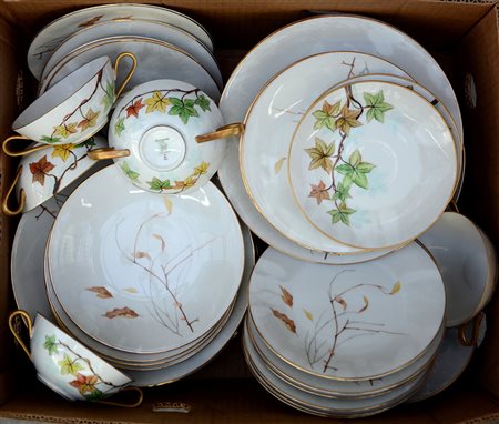 Manifattura tedesca, parte di servizio da tavola in porcellana decorato con...